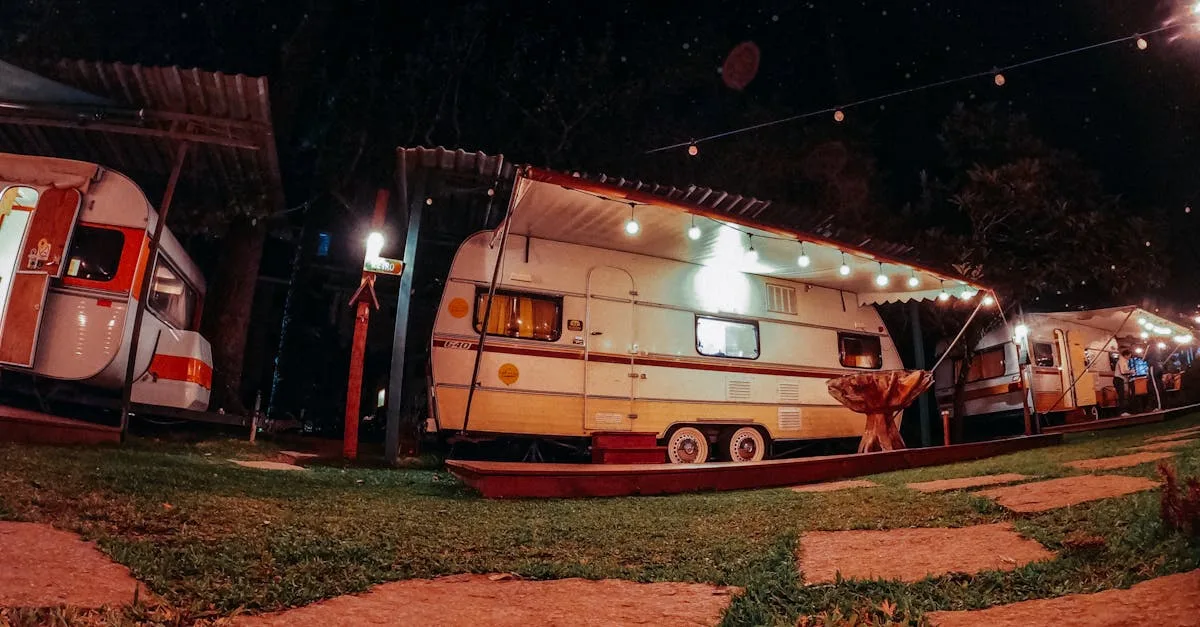 rénovation intérieure d'une petite caravane : optimisez chaque espace pour un confort maximal et un design moderne.