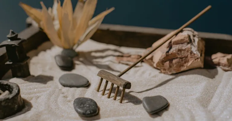 découvrez l'art du zen gardening pour créer un jardin paisible et harmonieux, propice à la méditation et à la détente.