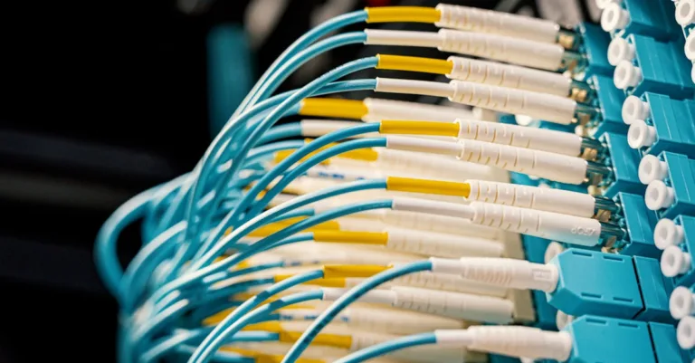 découvrez fiberpatching, la solution innovante pour la gestion et le raccordement des fibres optiques, optimisant la performance de vos réseaux de communication.