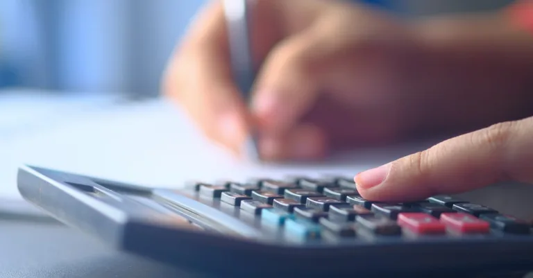 découvrez comment calculer le rendement des scpi pour optimiser vos investissements immobiliers en toute simplicité.