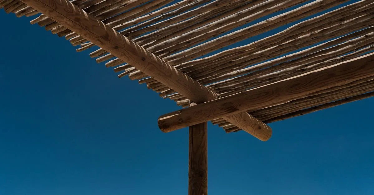 découvrez nos pergolas bioclimatiques, alliant design moderne et confort optimal pour profiter de votre extérieur toute l'année grâce à une régulation naturelle de la température.