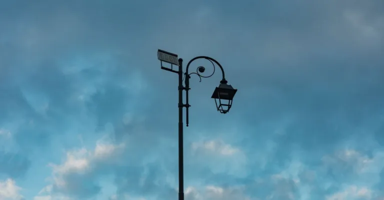 découvrez les lampes solaires de jardin philips, alliant design élégant et éclairage écologique pour illuminer votre extérieur toute l'année.