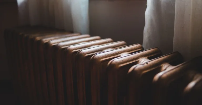 apprenez comment purger efficacement votre radiateur pour améliorer la chaleur de votre maison et économiser de l'énergie.