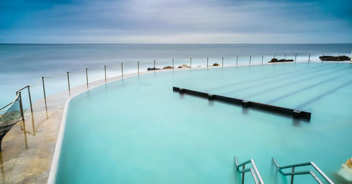 découvrez les causes de l'eau trouble dans votre piscine et apprenez comment retrouver une eau claire et saine grâce à nos conseils pratiques.