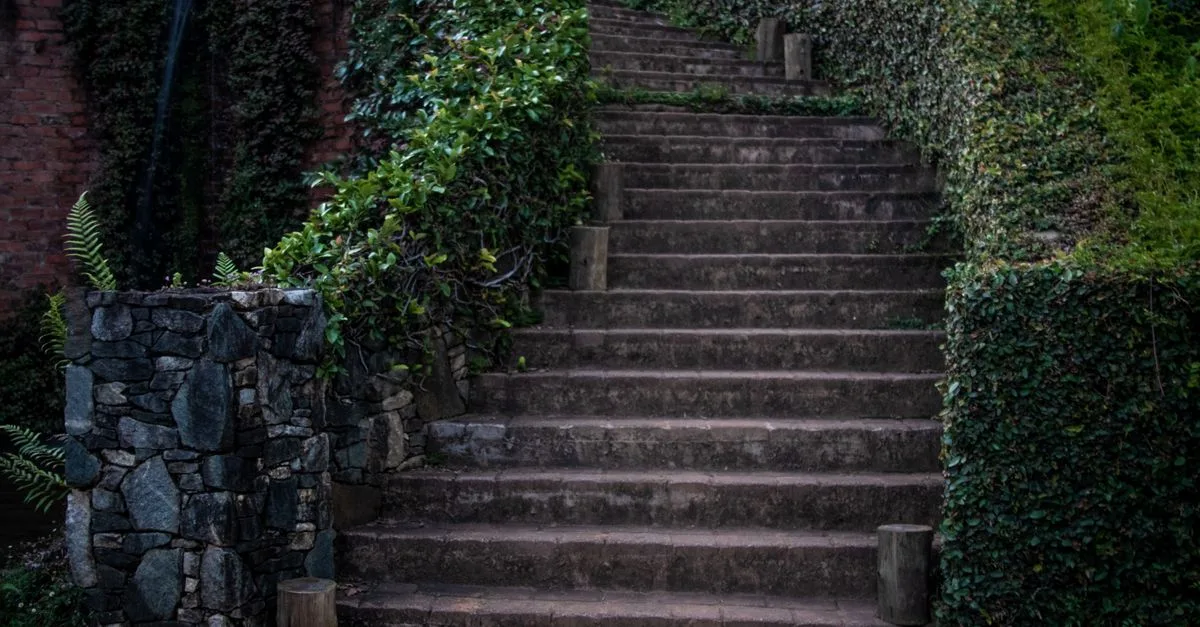 découvrez nos escaliers de jardin élégants et durables pour sublimer votre extérieur et faciliter l'accès à toutes les zones de votre espace vert.