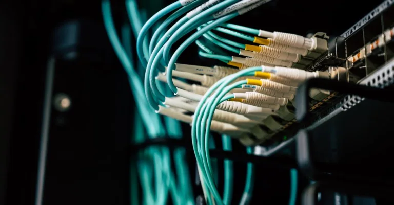 guide complet sur le câblage rj45 : découvrez comment réaliser correctement les connexions pour un réseau ethernet fiable et performant.