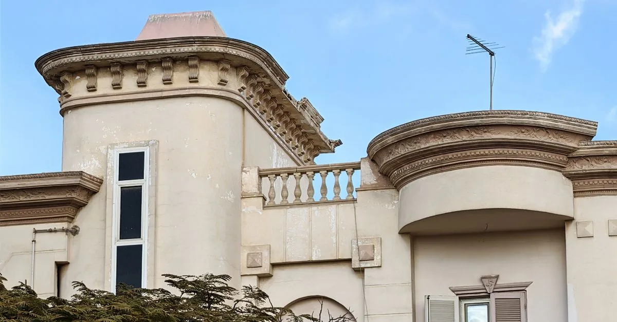 découvrez nos corniches de toit élégantes et durables, conçues pour protéger et embellir la façade de votre bâtiment tout en ajoutant une touche architecturale raffinée.
