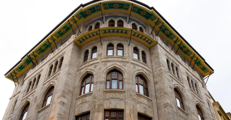 découvrez nos corniches de toit élégantes et durables, conçues pour protéger et embellir votre bâtiment tout en ajoutant une touche architecturale unique.