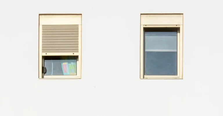 découvrez les inconvénients des volets roulants solaires, leurs limites et les aspects à considérer avant leur installation pour un choix éclairé.