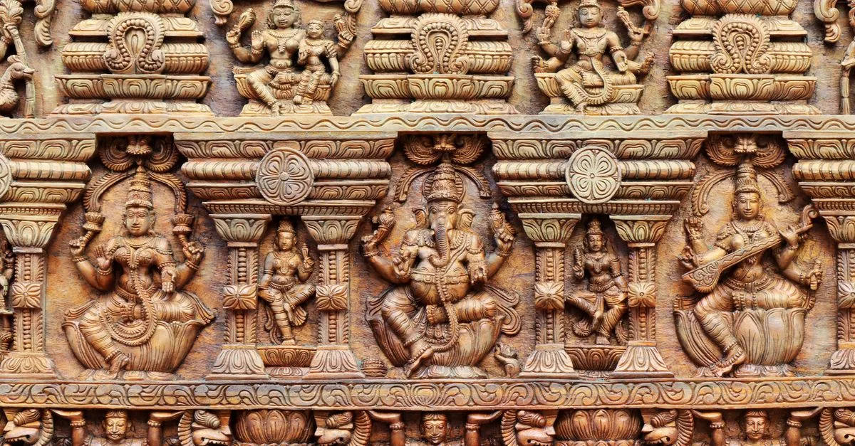 découvrez l'art de la sculpture sur bois, une technique traditionnelle qui transforme le bois en œuvres d'art uniques et détaillées.