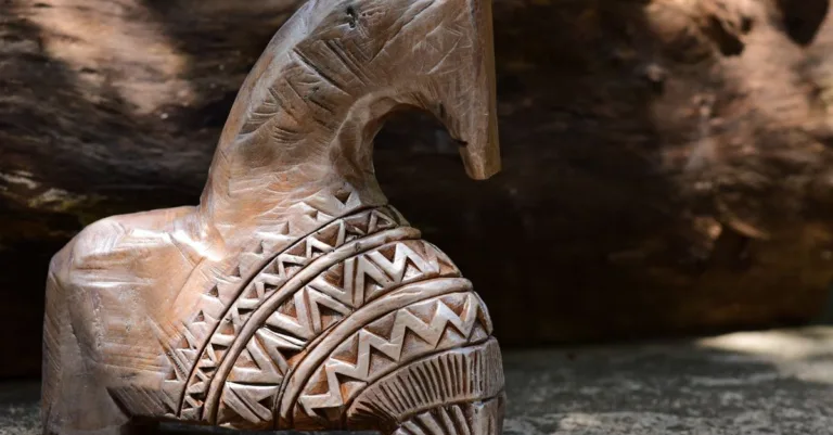 découvrez l'art de la sculpture sur bois, une technique traditionnelle qui transforme le bois brut en œuvres d'art uniques et élégantes.