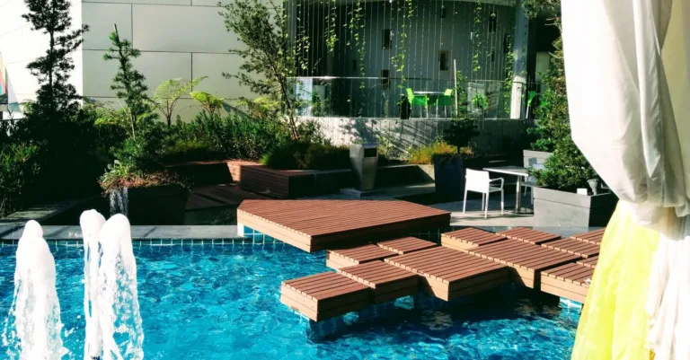 découvrez nos terrasses extérieures en résine, alliant durabilité, élégance et entretien facile pour embellir votre jardin toute l'année.