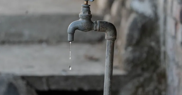 détection des fuites d'eau souterraines : solutions efficaces pour localiser rapidement et prévenir les dégâts cachés dans vos installations.