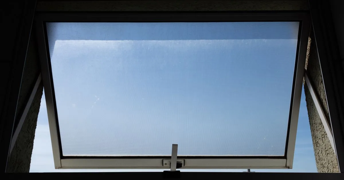 découvrez nos moustiquaires de fenêtre de haute qualité, faciles à installer, pour protéger votre maison des insectes tout en laissant entrer l'air frais.