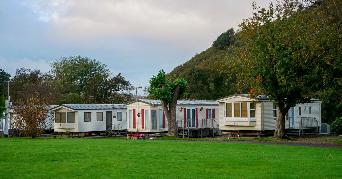 découvrez le poids moyen d’un mobil-home au m², les facteurs qui l’influencent et les points à vérifier pour son transport ou son installation.